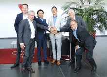 [Translate to Chinesisch:] f.l.t.r. Jan Pardon (Managing Director Brabender Dienstleistungs GmbH/ Brabender Services), Dr. Günter Kuhlmann (Managing Director Brabender Technologie), Hideki Saiki (Department Manager Precision Equipment Sales Department, Kubota Corporation), Tomohiro Fukihara (Managing Director Precision Equipment Business Unit), Peter Eßer (Managing Director Holzhauer Holding), Bruno Dautzenberg (Managing Director Brabender Technologie)